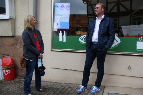 Staatssekretär Stefan Muhle und Karin Jürgens vor dem Digitalen Schaukasten