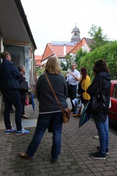 Austausch mit Abstand am Dorfladen