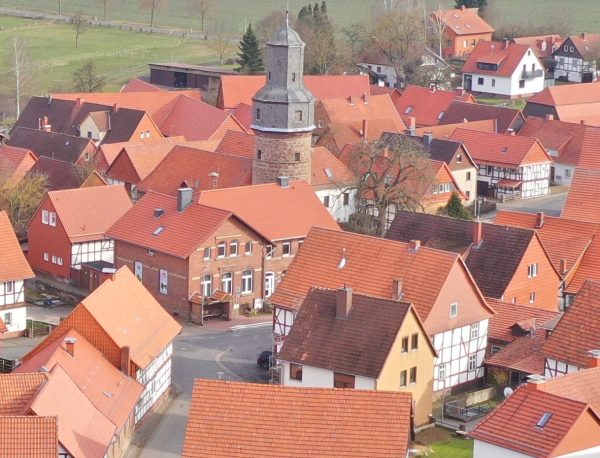 Sattenhausen mit Dorfgemeinschaftshaus, Feuerwehrhaus, Freizeitheim und Kirche