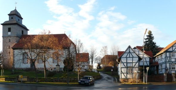 Diemarden Kirche im Herbst