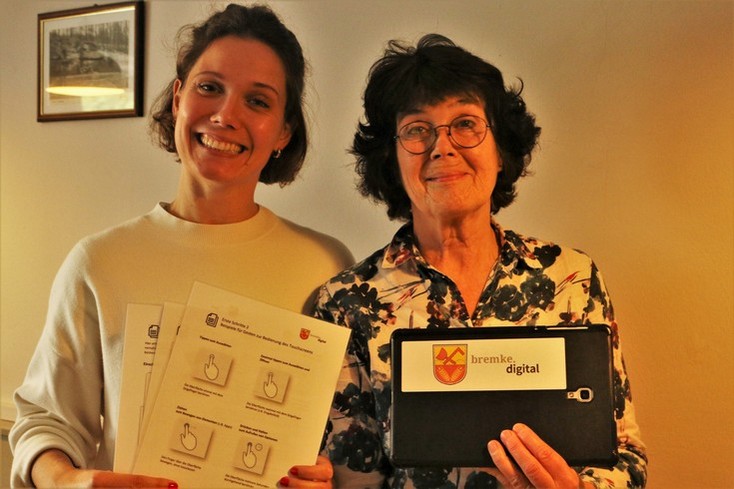 Nenja Wolbers (Projektleitung bremke.digital bei der Stiftung Digitale Chancen) übergibt Tablets und Schulungsmaterial an Sylke Bilgeshausen (Vertreterin der DIGITALEN BREMKER)