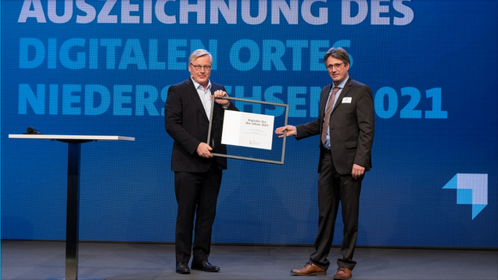 Wirtschaftsminister Bernd Althusmann übergibt den Preis an Gemeindebürgermeister Dirk Otter © TECHTIDE